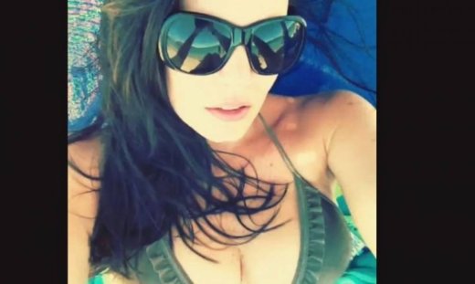 Η Μαρία Κορινθίου τραβάει βίντεο τον εαυτό της την ώρα που κάνει ηλιοθεραπεία!