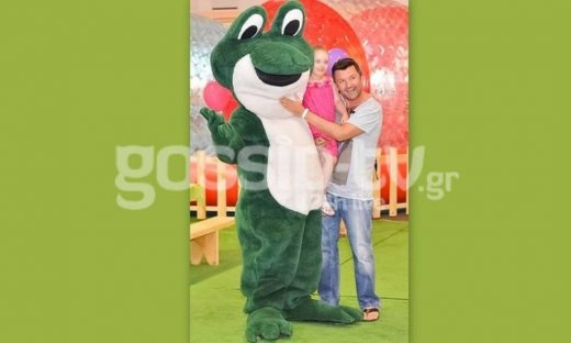 Ο Δημήτρης Μάρκος σε παιδότοπο με την κόρη του