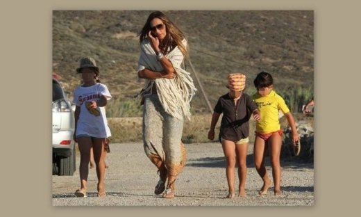 Ελένη Πετρουλάκη: Στην Μύκονο με τις κόρες της