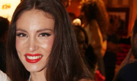 Αθηνά Οικονομάκου: «Μου είναι εξαιρετικά δυσάρεστο να δίνω λογαριασμό σε όλη την Ελλάδα με ποιον βγαίνω, με ποιον κοιμάμαι, και με ποιον ξυπνάω»