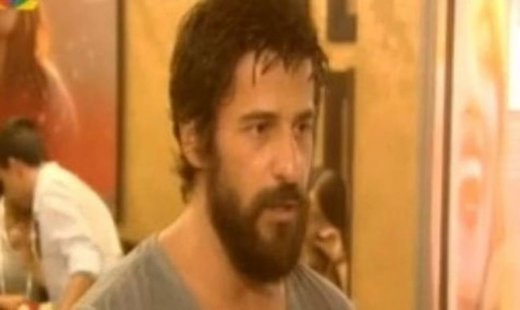 Με μία βαλίτσα στο χέρι ο ερωτευμένος Αλέξης Γεωργούλης!