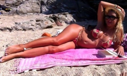 Η Ελένη Μενεγάκη ποζάρει με μαγιό πιο σέξι από ποτέ!