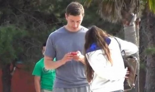 Ο έξυπνος τρόπος να σου δώσει το νούμερό της!