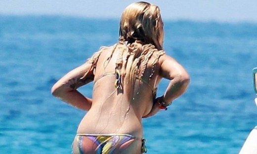 Της «έφυγε» το μαγιό! (φωτό)