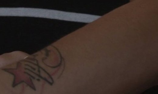 Η Νίνα Λοτσάρη δείχνει τα τατουάζ της