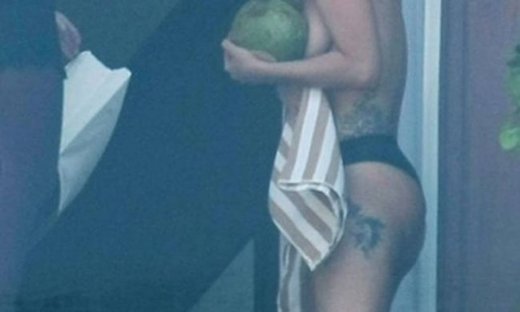 Ποια διάσημη σταρ είχε καλύψει το στήθος της με καρύδες στο μπαλκόνι;