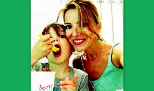 Μαμά και γιος απολαμβάνουν το παγωτάκι τους!