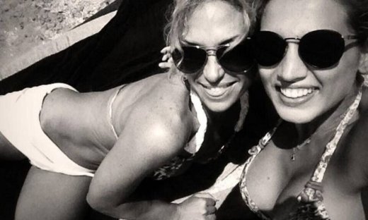 Κωνσταντίνα Σπυροπούλου: Για μπανάκι με την φίλη της