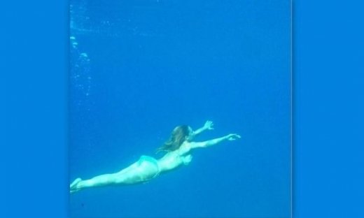 Η βουτιά της…