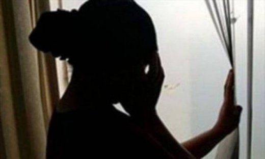 Ανατριχιαστική καταγγελία: Με βίαζε 10 χρόνια ο πατριός μου