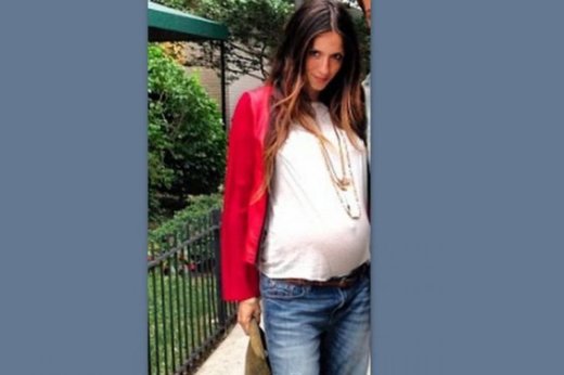 Δείτε την εγκυμονούσα Σοφία Καρβέλα στην παραλία!