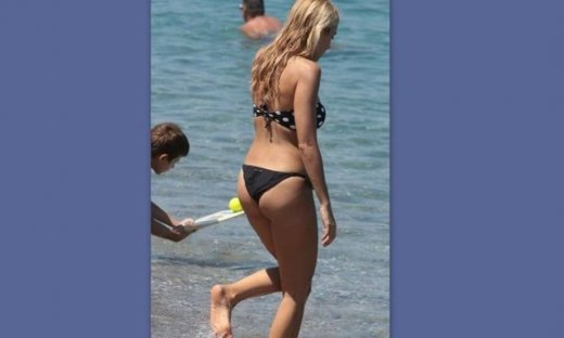 Η Έλενα Παπαβασιλείου έβαλε το μαγιό της και «αναστέναξε» η παραλία!