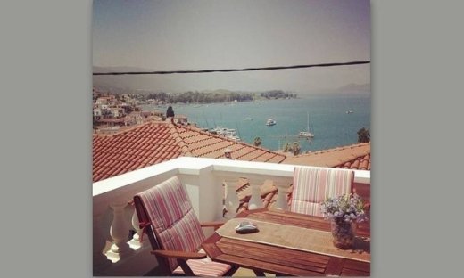 Με θέα τον Αργοσαρωνικό- Ποιος είναι;