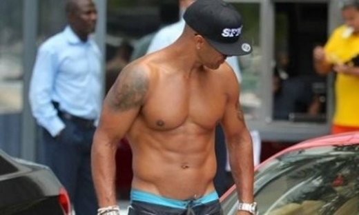 Στα 43 του έχει αυτό το απίστευτο σώμα! Ποιος star είναι;