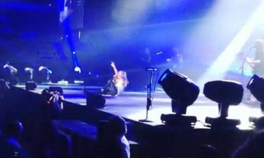 Σοριάστηκε πάνω στην σκηνή η…