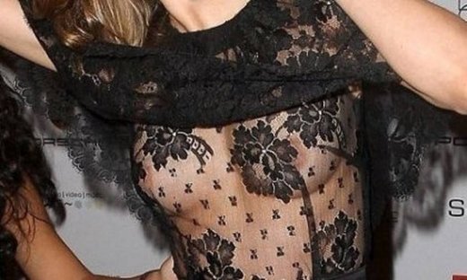 Σεμναααά: Ποια διάσημη μανούλα εμφανίστηκε σχεδόν… γυμνή