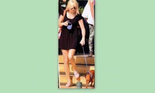 Φαίη Σκορδά: Βόλτα με τον σκύλο της