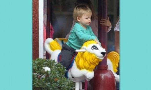 Ποιου διάσημου ζευγαριού γιος είναι ο κούκλος της φωτογραφίας;