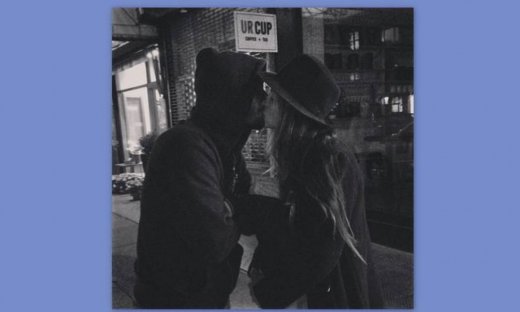 Καρβέλα-Πανουργιάς: Το τρυφερό φιλί μέσα στη μέση του δρόμου