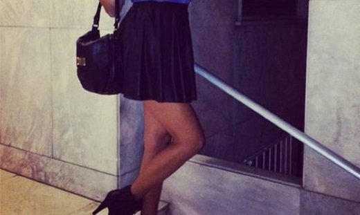 Η σέξι  πόζα γνωστής τραγουδίστριας που τρέλανε τα social media!