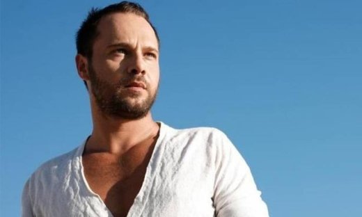 Μέμος Μπεγνής: «Ο κόσμος όπως είναι θλιμμένος, το ‘χει ανάγκη, διψάει να δει καλό θέατρο»