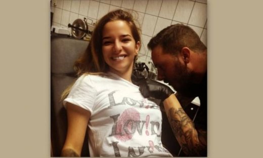 Εριέττα Κούρκουλου: Χτυπάει τατουάζ τώρα και το γουστάρει… (Nassos Blog)