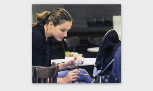 Η Κάτια ταΐζει την οχτώ μηνών κόρη της