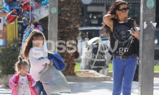 Νίνα Λοτσάρη: Βόλτα στην Γλυφάδα με τις κόρες της