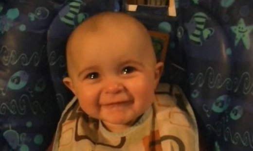 Οταν ένα μωρό δακρύζει με το τραγούδι της μαμάς του (βίντεο)