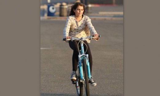 Είναι απίστευτη η ομοιότητά της με την κούκλα μητέρα της!