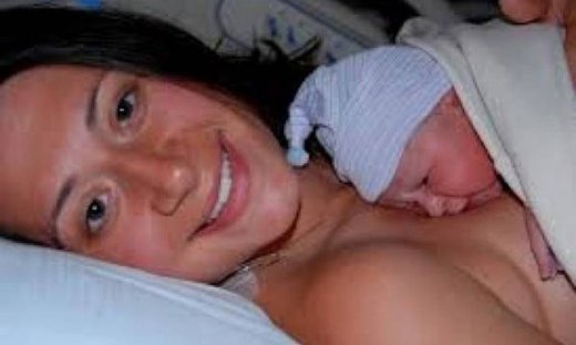 Κρατήστε πάνω σας το μωρό αμέσως μόλις γεννήσετε. Έχετε περισσότερες πιθανότητες να θηλάσετε!