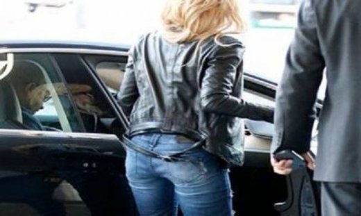 Σε ποια διάσημη τραγουδίστρια που γέννησε πριν λίγους μήνες ανήκει αυτή η σιλουέτα;