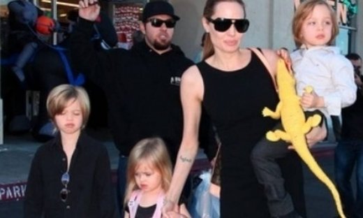 Angelina Jolie: Με τα παιδιά της σε παιδική παράσταση!