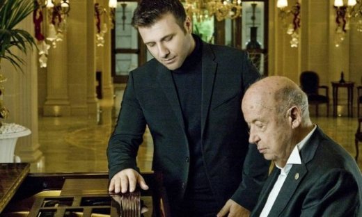 Ο Γιάννης Πλούταρχος τραγουδά Μίμη Πλέσσα!