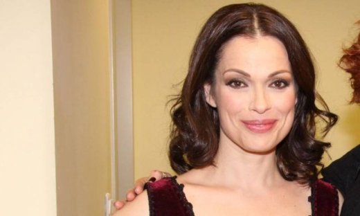 Δάφνη Λαμπρόγιαννη: «Ο Γιάννης Μπέζος σέβεται το θέατρο και την ζωή γι αυτό είναι τόσο καλός σε αυτό που κάνει»