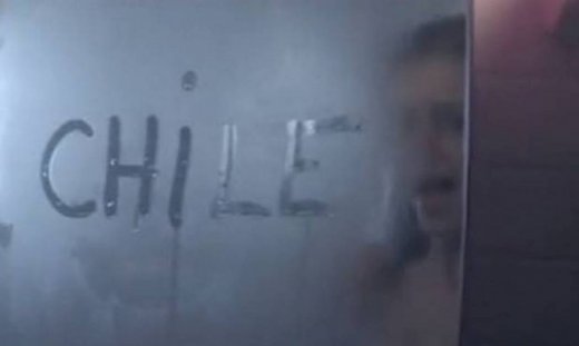 Μουντιάλ 2014: Γιατί ουρλιάζει μια γυμνή στο μπάνιο; (video)