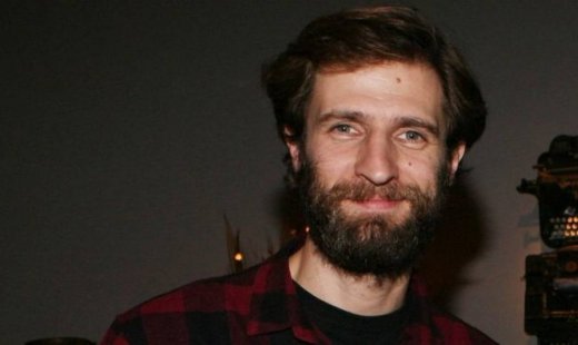 Μάξιμος Μουμούρης: «Στη σκηνή δοκιμάζω τα πάντα. Στη ζωή μου, όχι και τόσο»