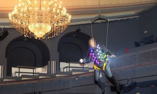 Έλληνας ηθοποιός ίπταται πάνω από τα κεφάλια των θεατών την ώρα της παράστασης (φωτογραφίες)!