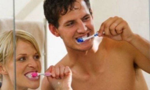 Πώς το βούρτσισμα των δοντιών οδηγεί σε... καλύτερο σεξ!
