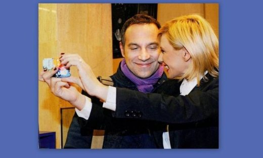 Φωτογραφίζονται, φιλιούνται… τσα το πουλάκι!