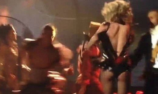 Παραλίγο να μείνει… γυμνή στην σκηνή η Britney Spears!