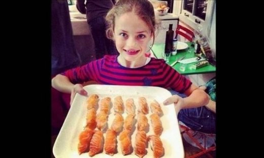 Η μικρή κατάξανθη γαλανομάτα έχει μαμά μία από τις πιο μεσογειακές Ελληνίδες! (εικόνες)