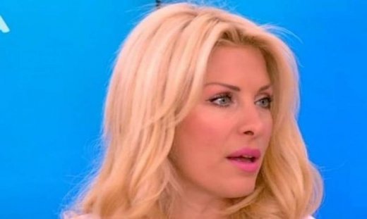 Ελένη Μενεγάκη: «Ήμασταν σε ένα γραφειάκι 10 άνθρωποι. Μόνο αγκαλιά δεν ήμασταν»