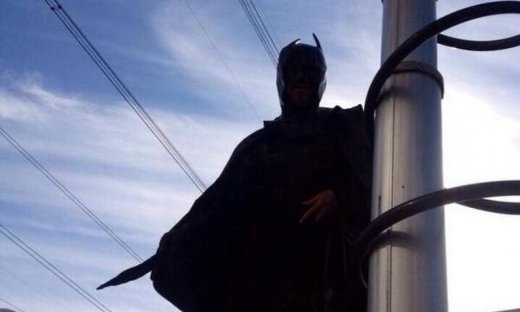 Ποιος παρουσιαστής κρύβεται πίσω από τη στολή του Batman;