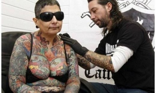 Πέρασε 416 ώρες για να κάνει τατουάζ αλλά δεν μπορεί να τα δει