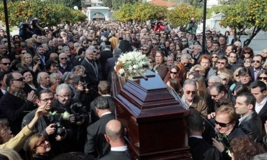 Ράγισαν καρδιές στο τελευταίο «αντίο» στην Τζένη Βάνου