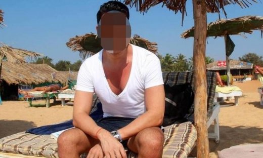 Εμείς φοράμε μπουφάν και αυτός λιάζει το κορμί του στην Γκόα της Ινδίας!