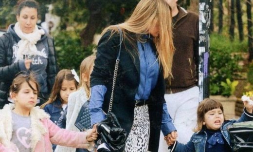 Ελένη Πετρουλάκη: Βόλτα με τις κόρες της στην Γλυφάδα!