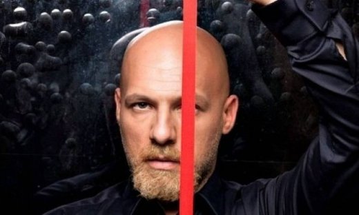 Πόσο ταιριάζει ο Νίκος Μουτσινάς στην ελληνική τηλεόραση;