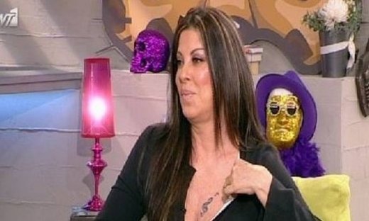 Η Άντζελα Δημητρίου δείχνει το τατουάζ με τις νότες και το κλειδί του Σολ στο στήθος της!